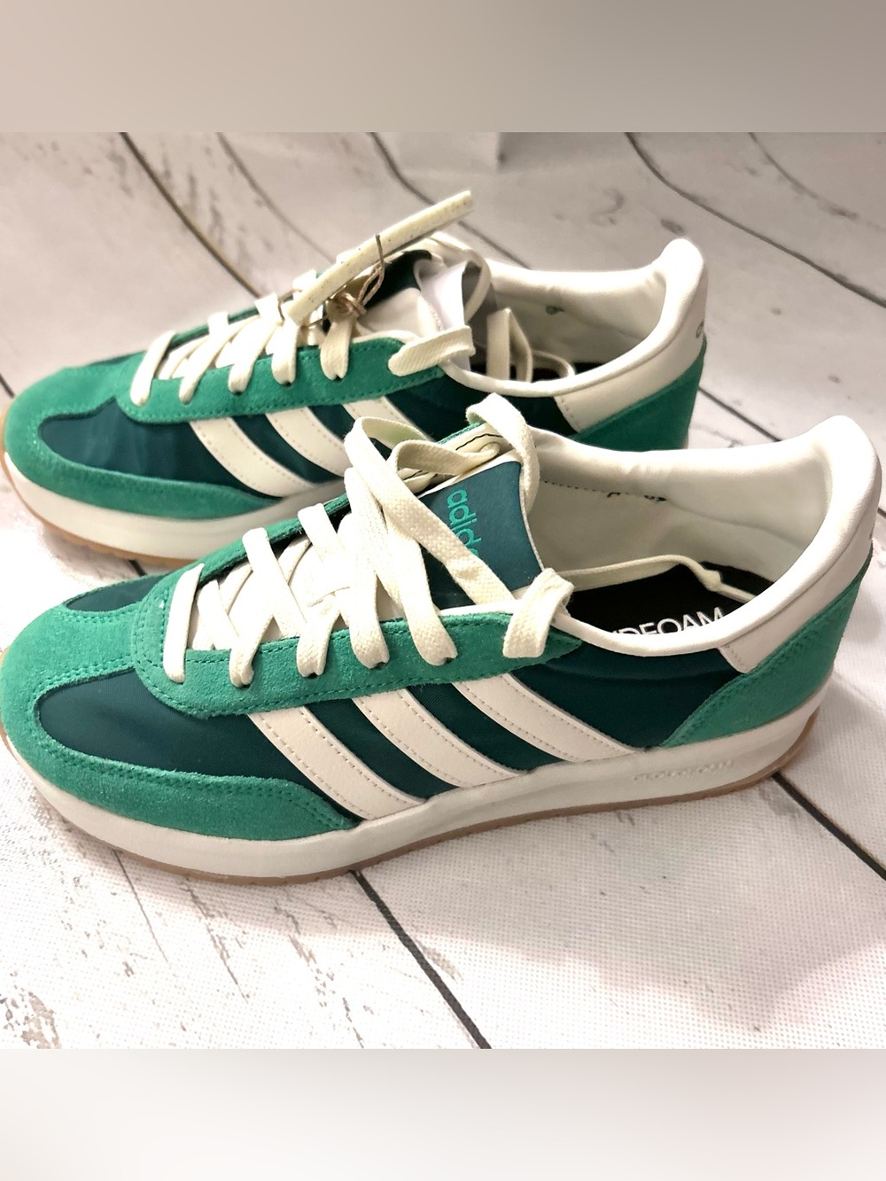 Sz 6.5 adidas Run 70s 2.0 Women’s Green and White Retro-Inspired Cloudfoam